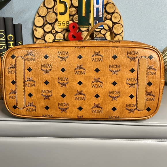 MCM Reversible Medium Visetos Tote Bag - Picture 5 of 10